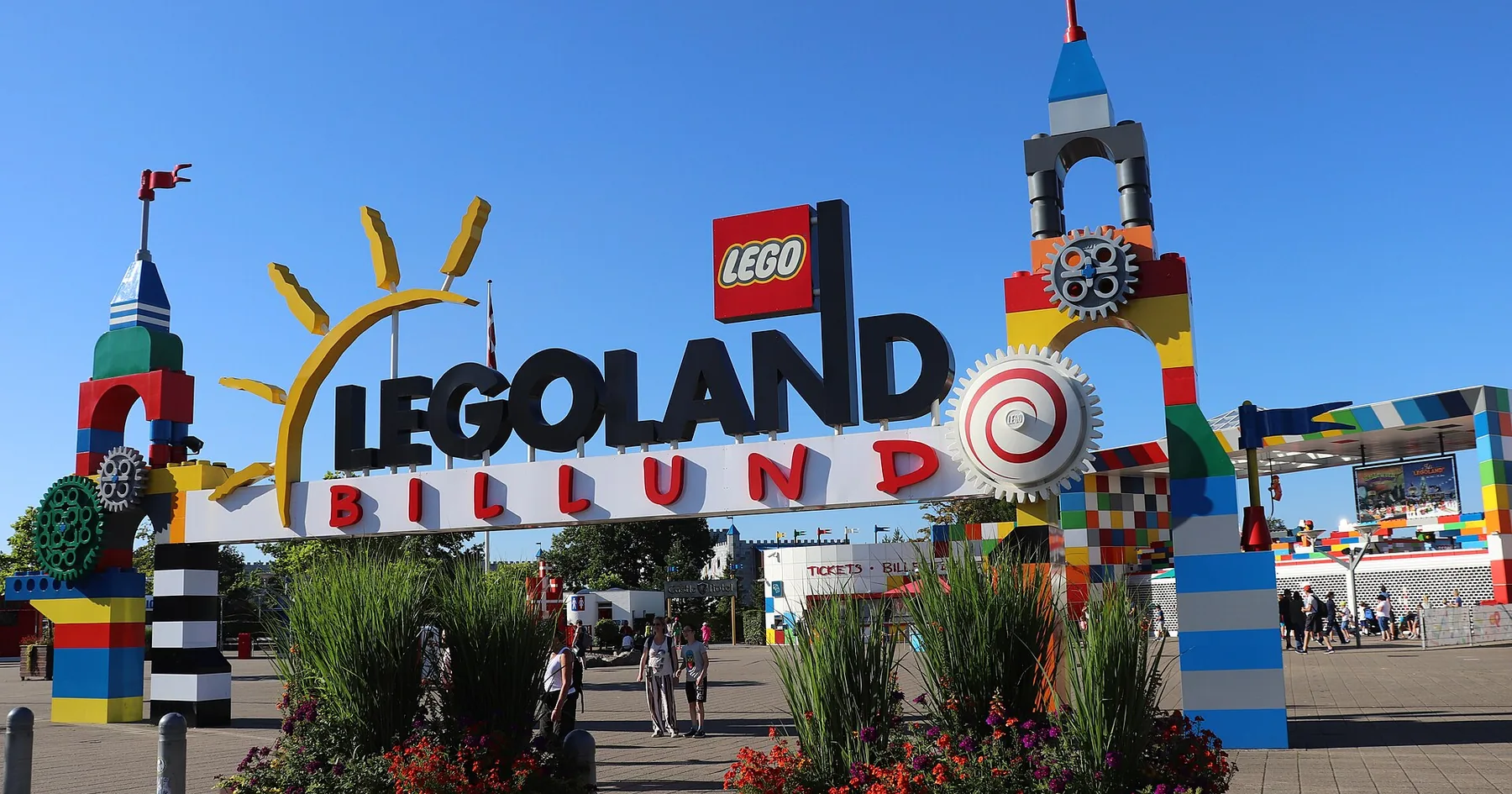 Hovedinngangen til Legoland Billund med LEGO-portalen
