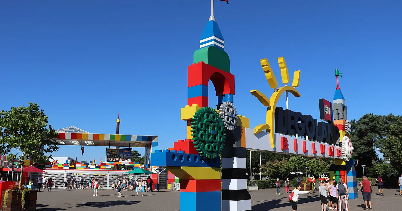 Inngangspartiet i Legoland Billund med gjester
