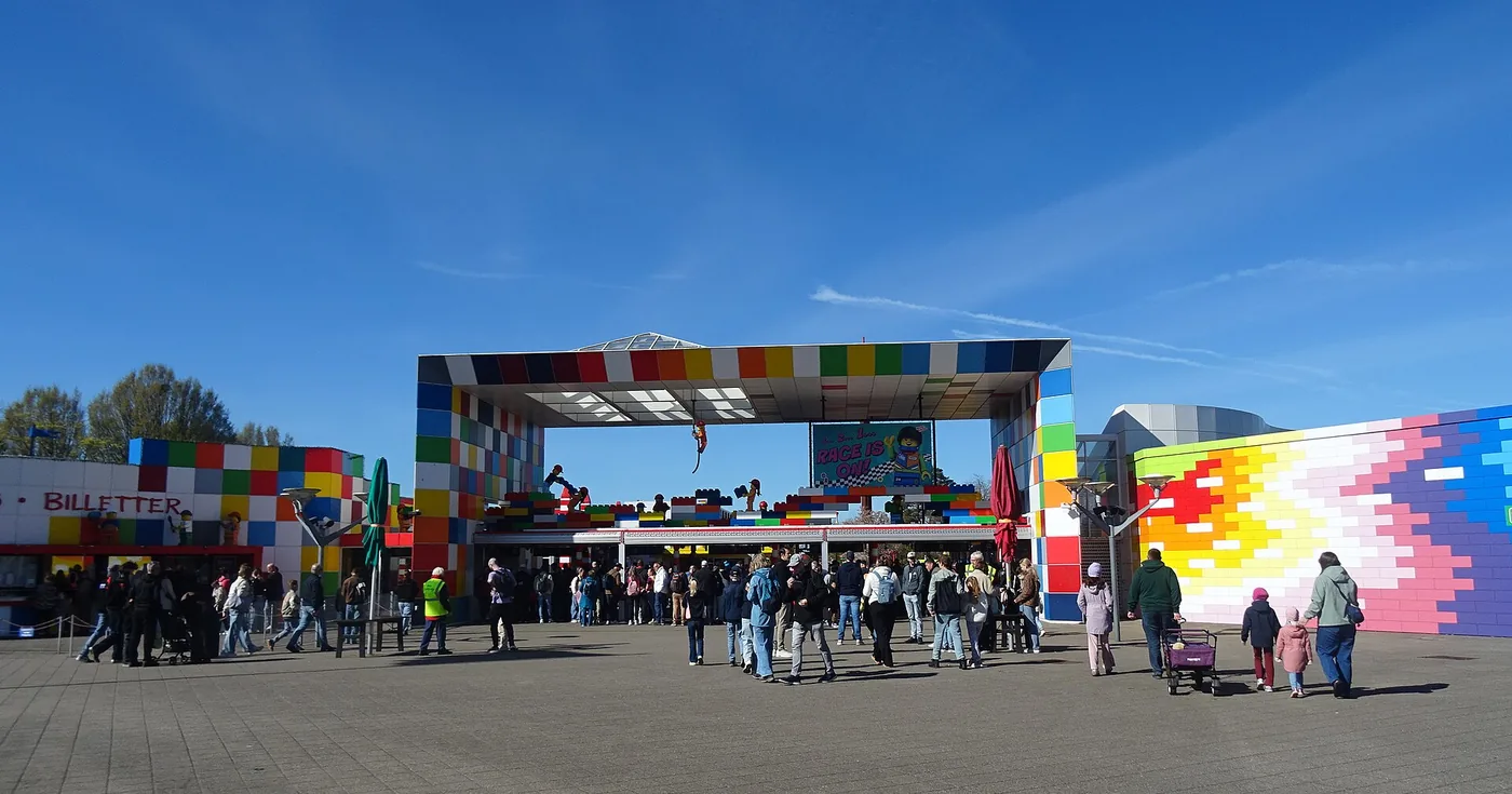 Billettområdet ved inngangen til Legoland Billund med gjester på vei inn