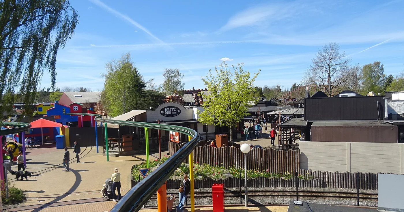 Monorailen som går over Legoland Billund