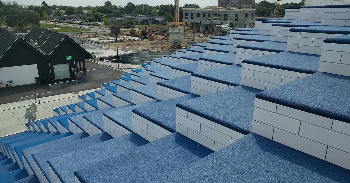 De blå trappetrinnene på utsiden av LEGO House i Billund