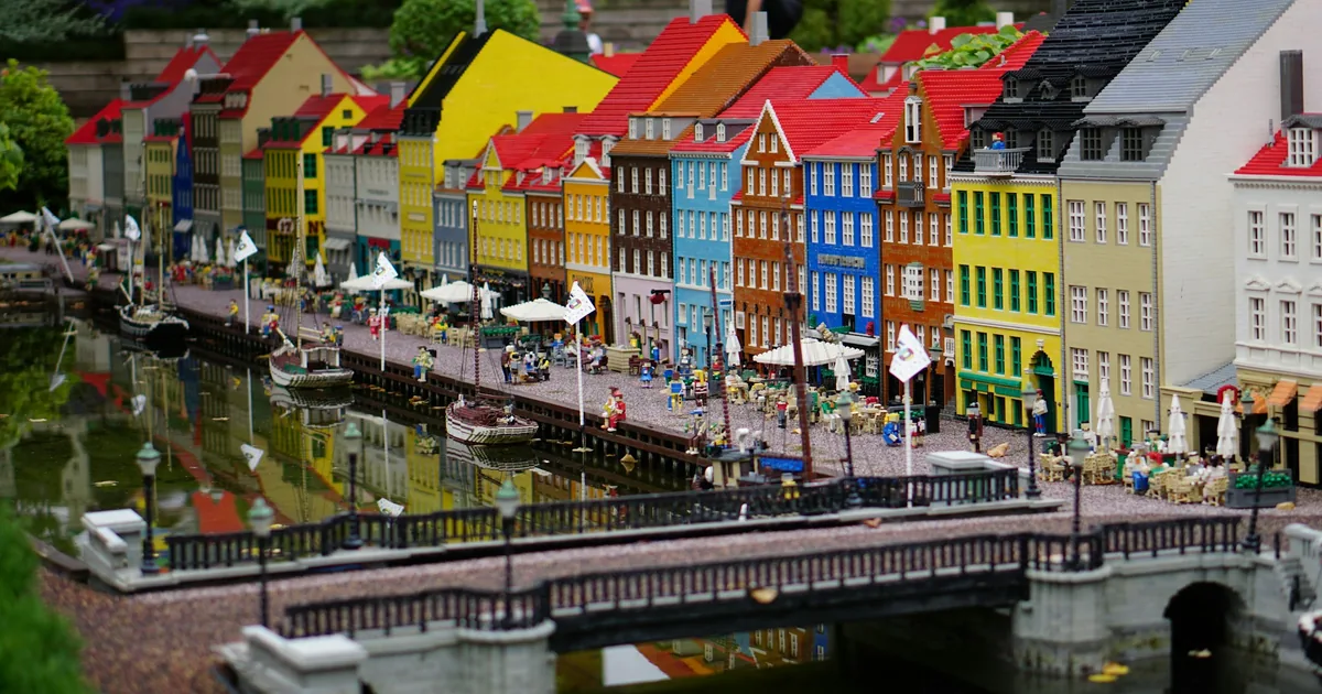 Nyhavn bygget i LEGO i Miniland, med fargede husrekker langs kanalen