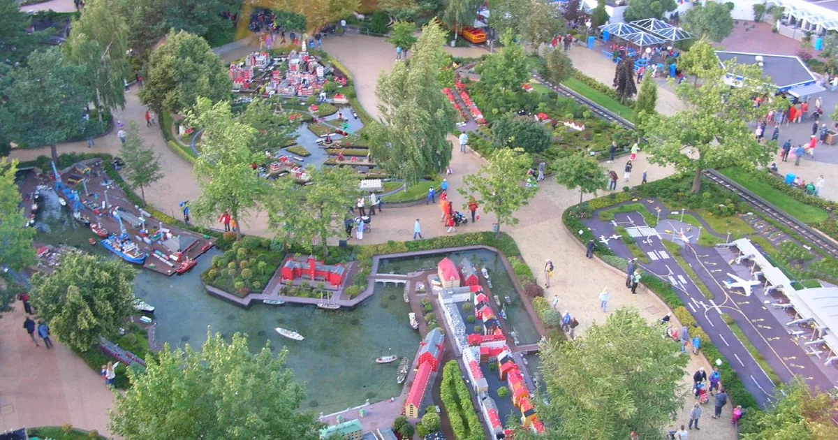 Legoland Billund sett ovenfra, med båtturen og trafikkskolen mellom trærne