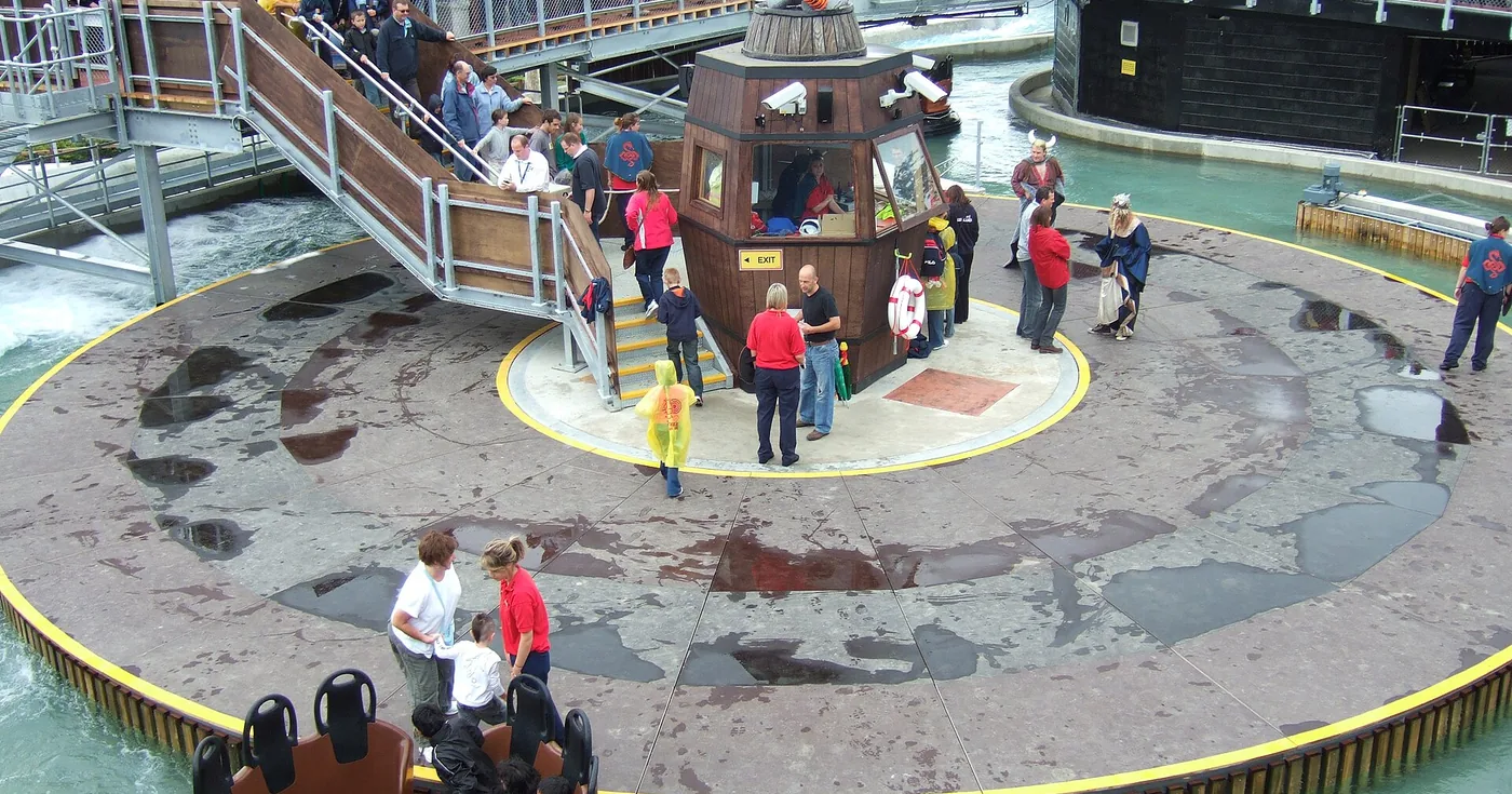 Gjester som venter og går om bord i Vikings River Splash i Legoland Billund