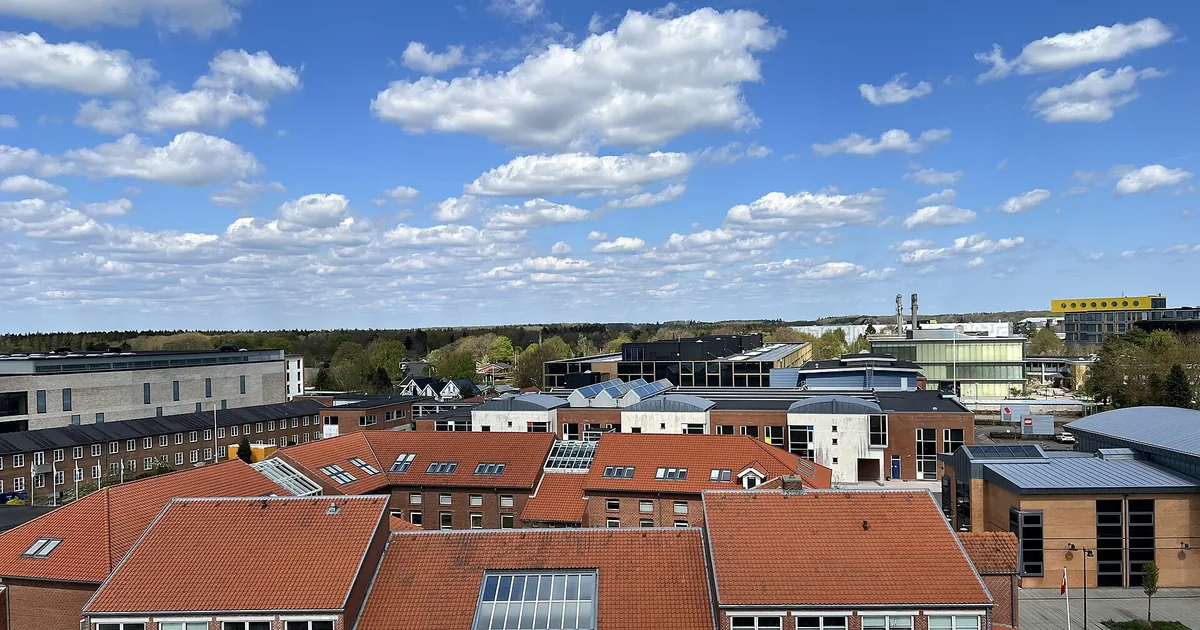 Takene i Billund sett ovenfra under en himmel med spredte skyer