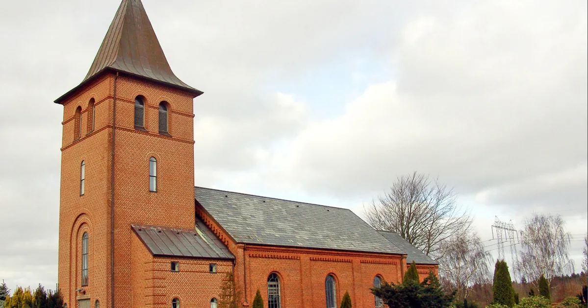 Grene Kirke ved Billund, en rød murkirke med tårn