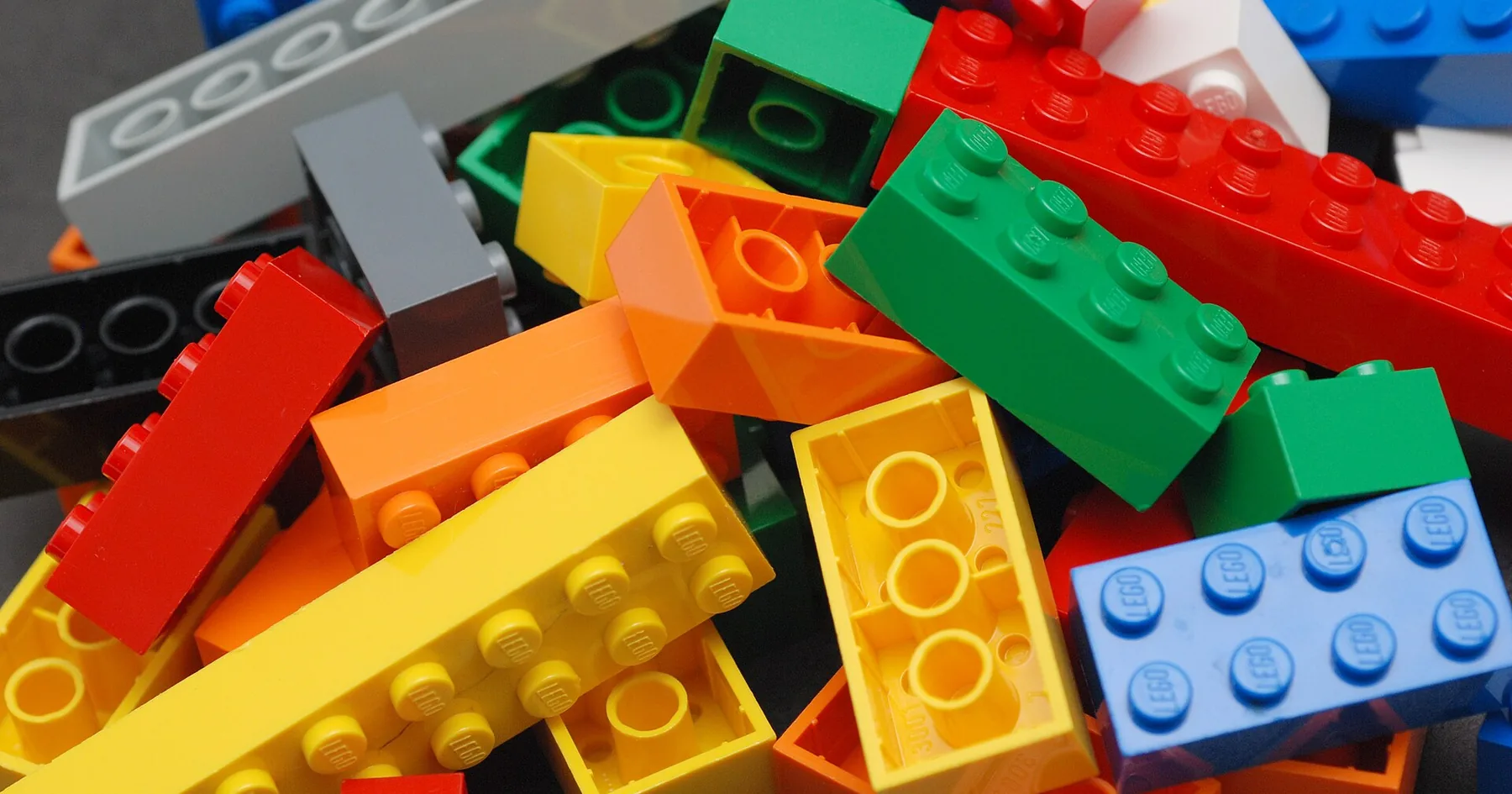Fargede LEGO-klosser i nærbilde