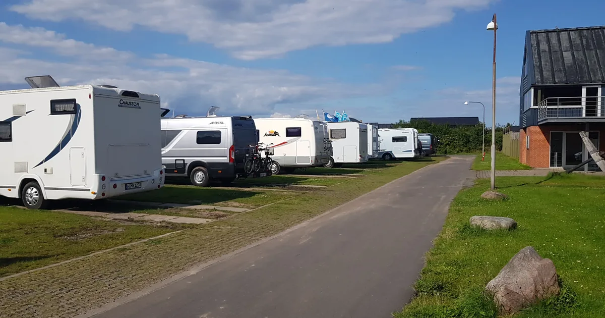 Rekke av bobiler og campingvogner på en campingplass