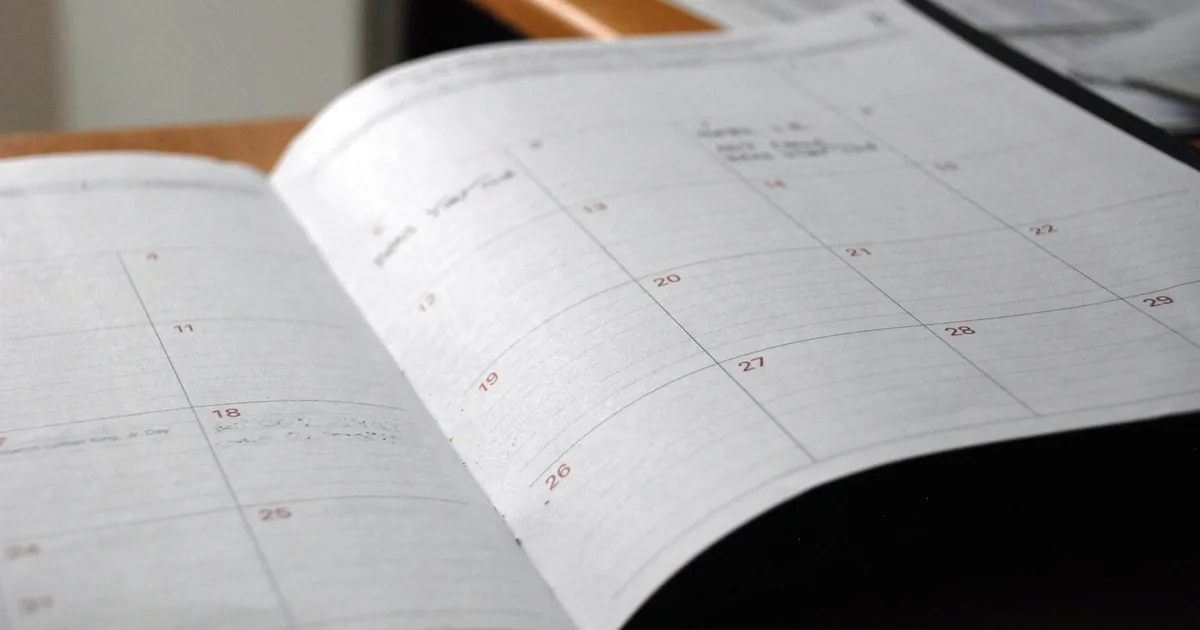 Åpen kalender med tomme ukesider