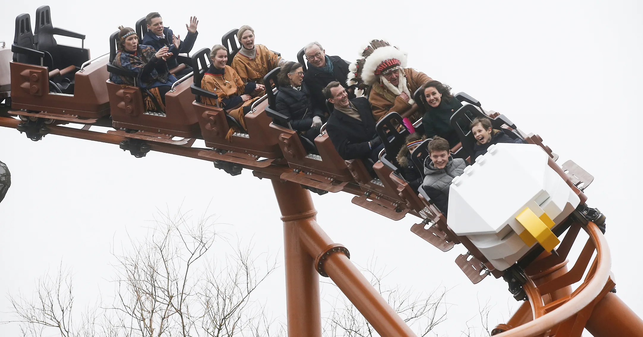 Gjester med hendene i været i berg-og-dalbanen Flying Eagle i Legoland Billund