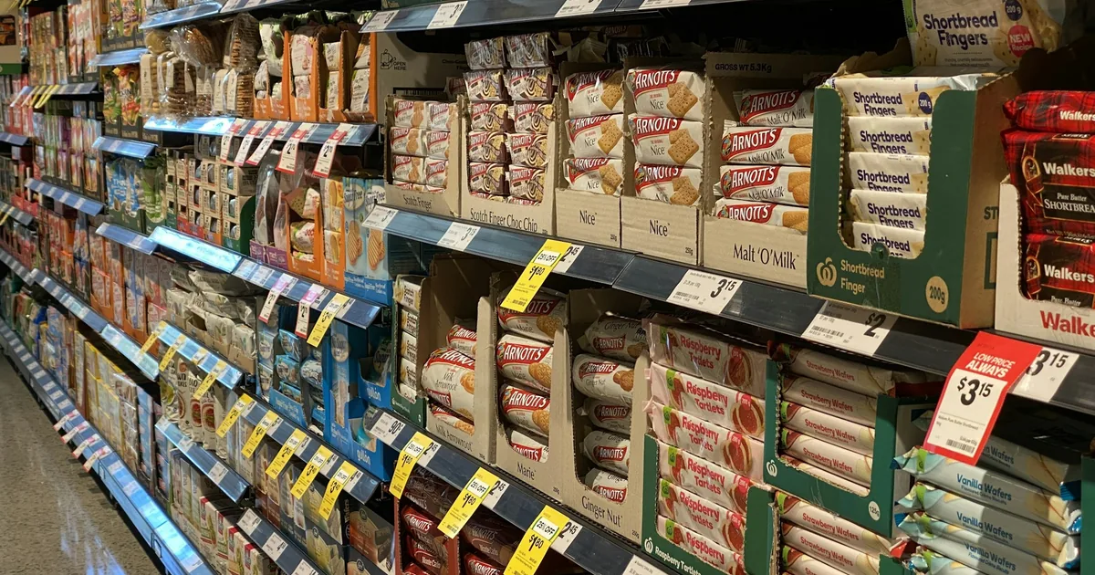 Butikkhylle i en dagligvarebutikk med varer og prisskilt