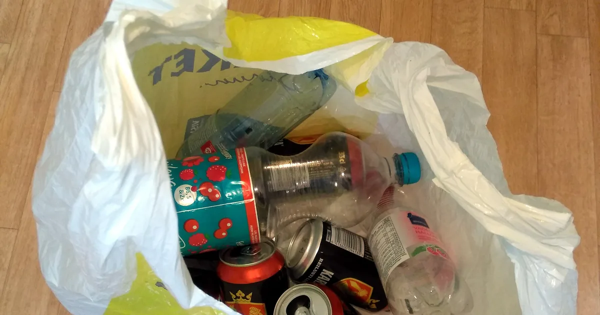 Plastpose full av tomme flasker og bokser