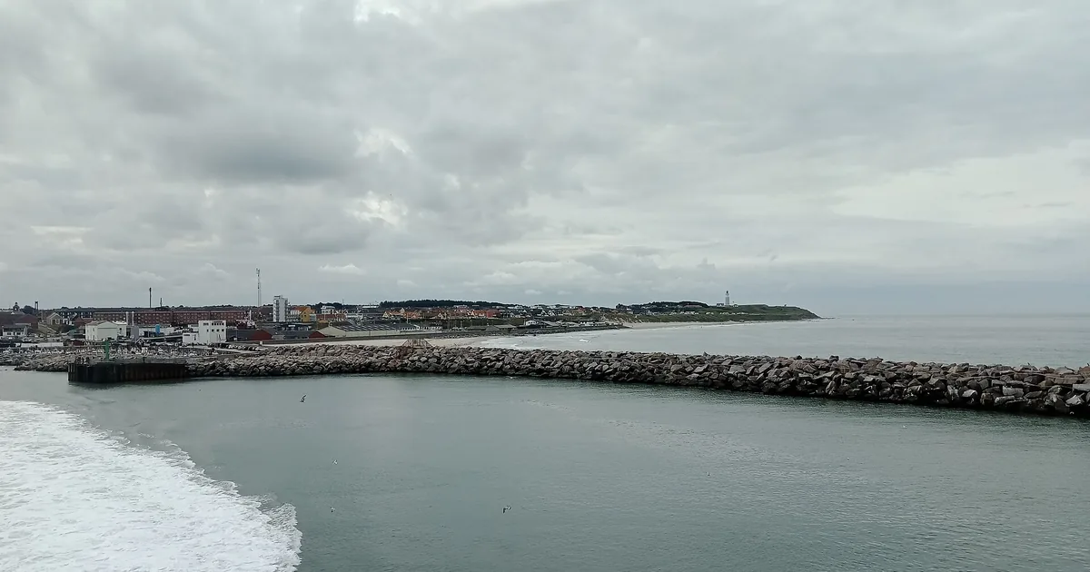 Molo og havneinnløp i Hirtshals på en grå dag