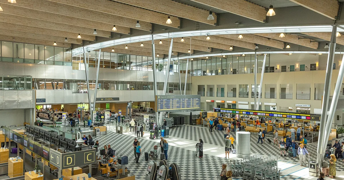Avgangshallen i Billund Lufthavn med innsjekkingsskranker
