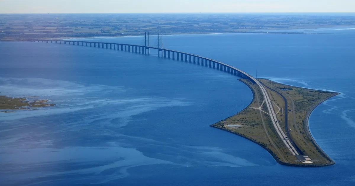 Øresundsbron sett fra lufta, der brua går over i tunnelen ved Peberholm