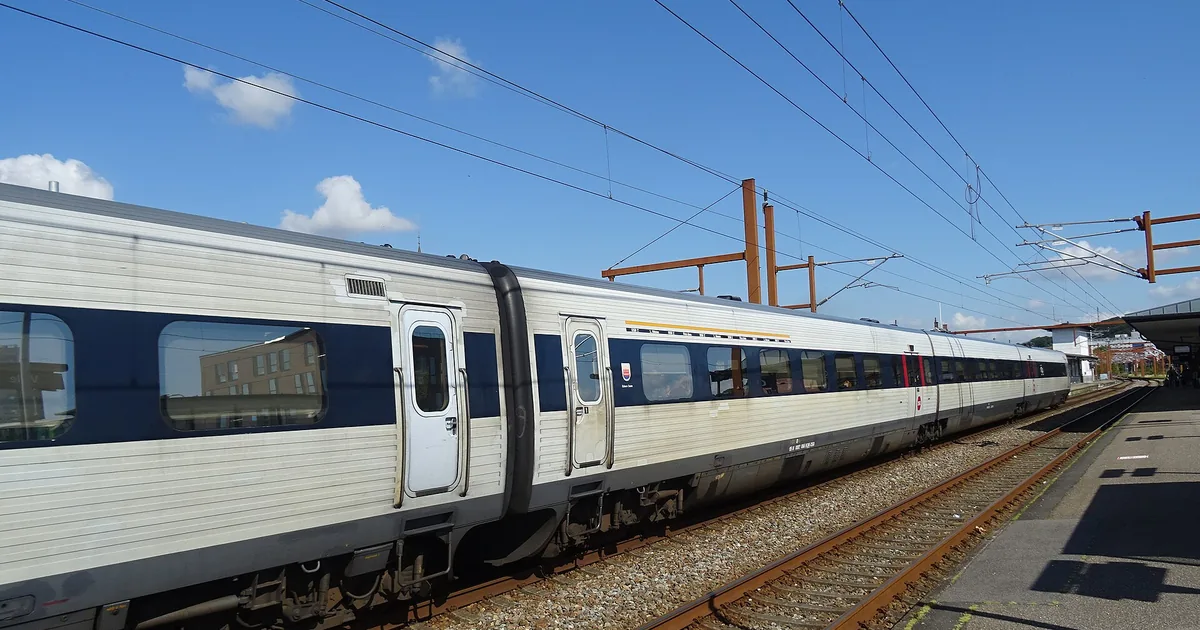 Dansk DSB-tog som står ved perrongen