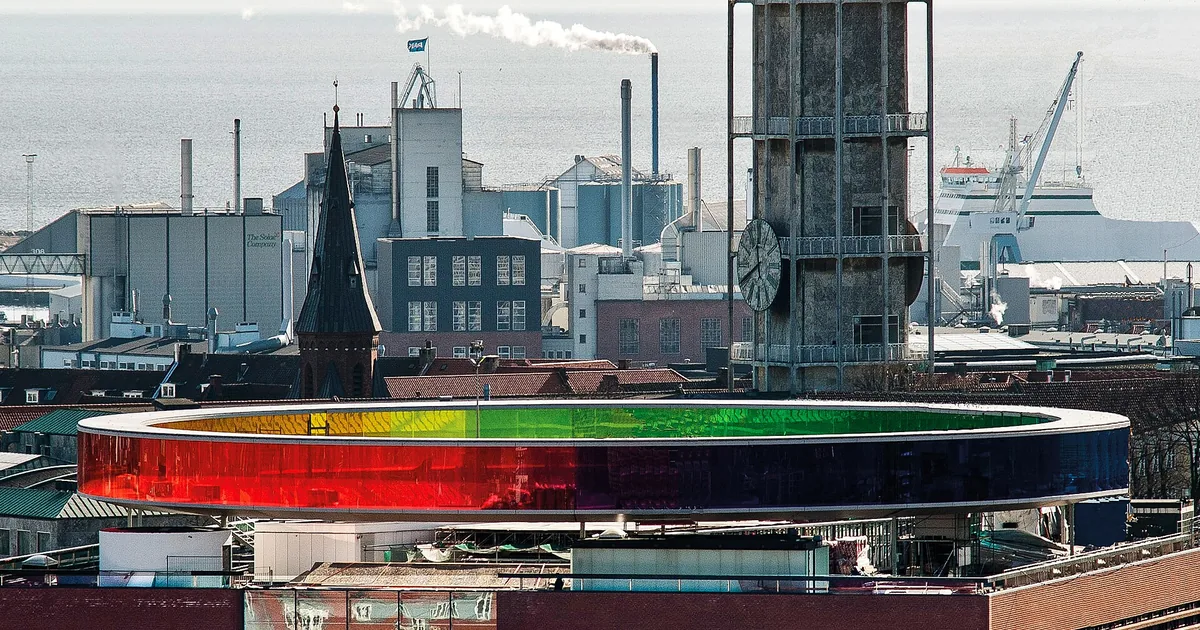 Regnbuepanoramaet på taket av ARoS-museet i Aarhus, med havna bak