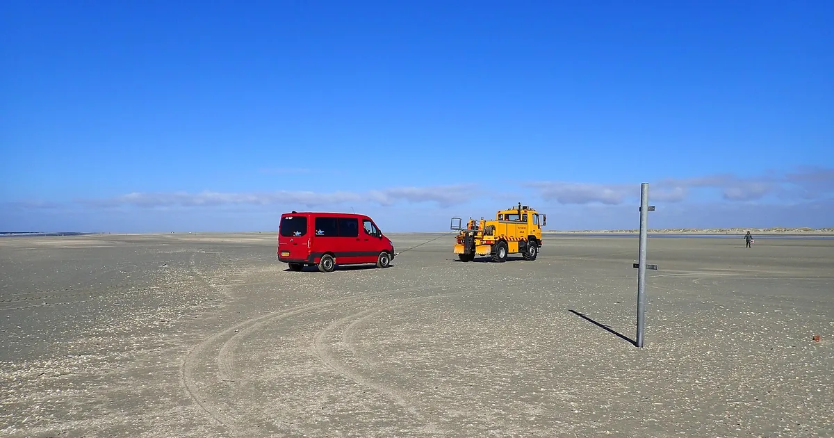 Biler parkert på den brede sandstranda på Rømø