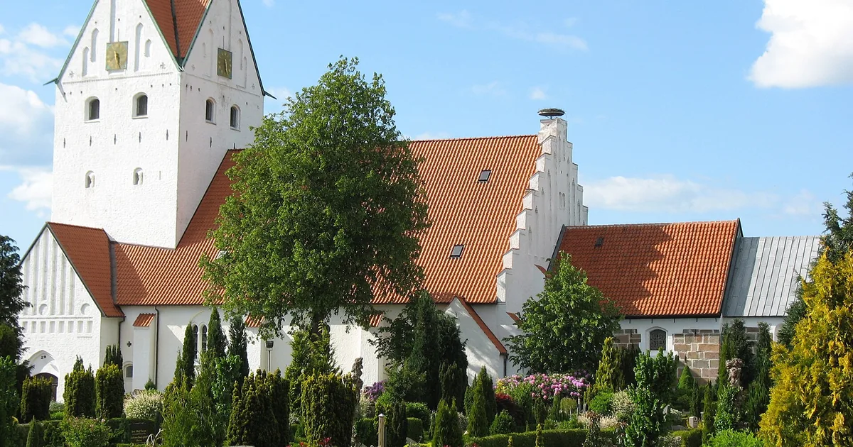 Hvitkalket dansk kirke med rødt tegltak