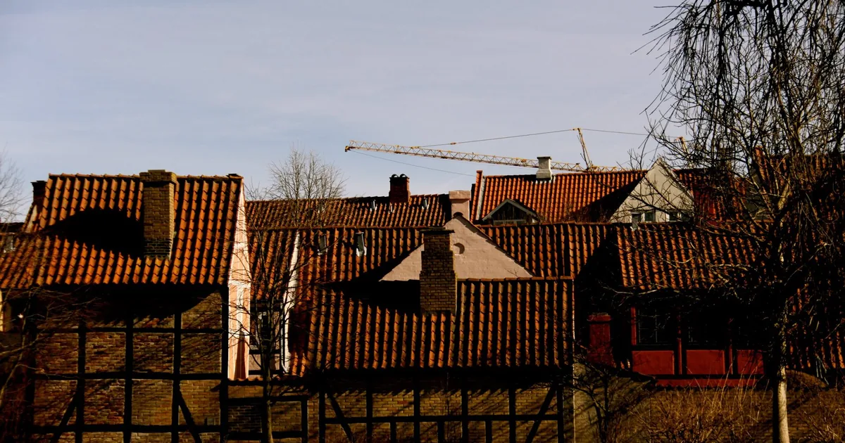 Røde tegltak og bindingsverk i en gammel dansk bykjerne