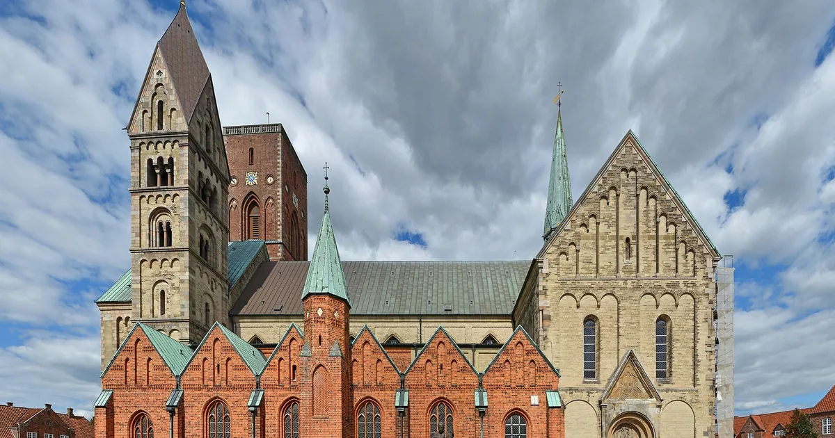 Ribe Domkirke med tårnene sine mot en skyet himmel