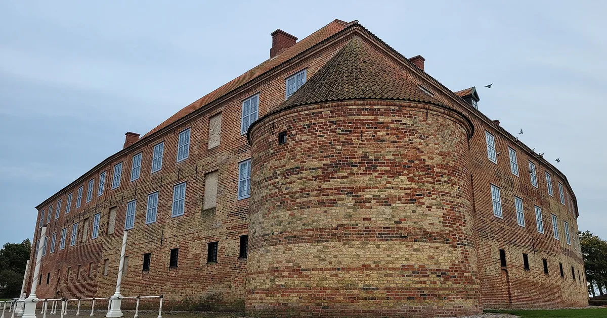 Sønderborg Slot i røde mursteiner med det runde hjørnetårnet