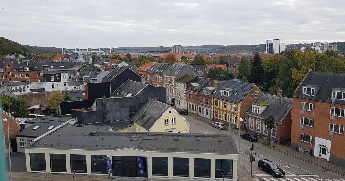 Vejle sett ovenfra, med hustak ned mot fjorden