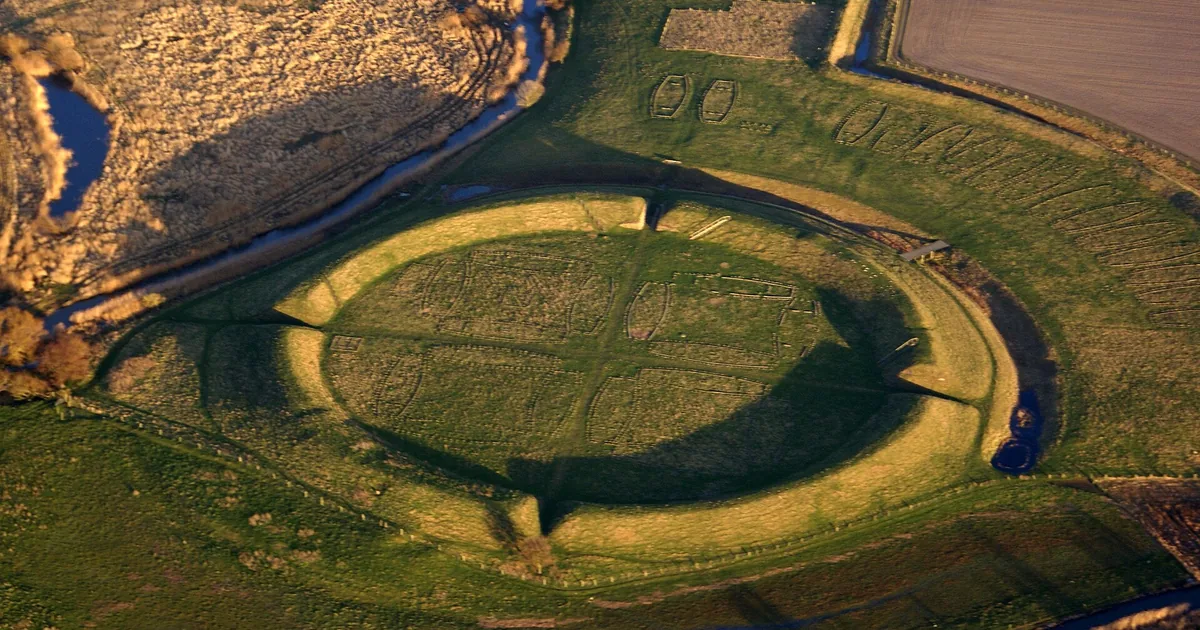 Sirkelrund vikingborg sett fra lufta, med voller og marker rundt