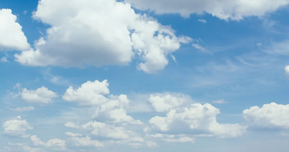 Blå himmel med spredte hvite skyer