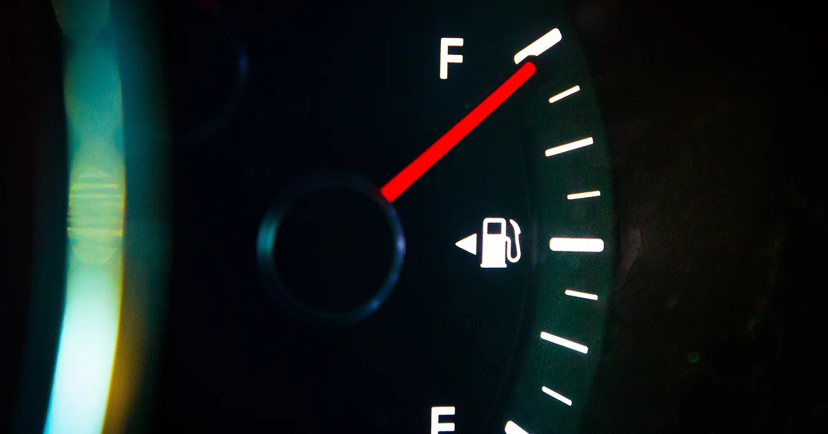 Drivstoffmåler i et bilinstrument som viser full tank