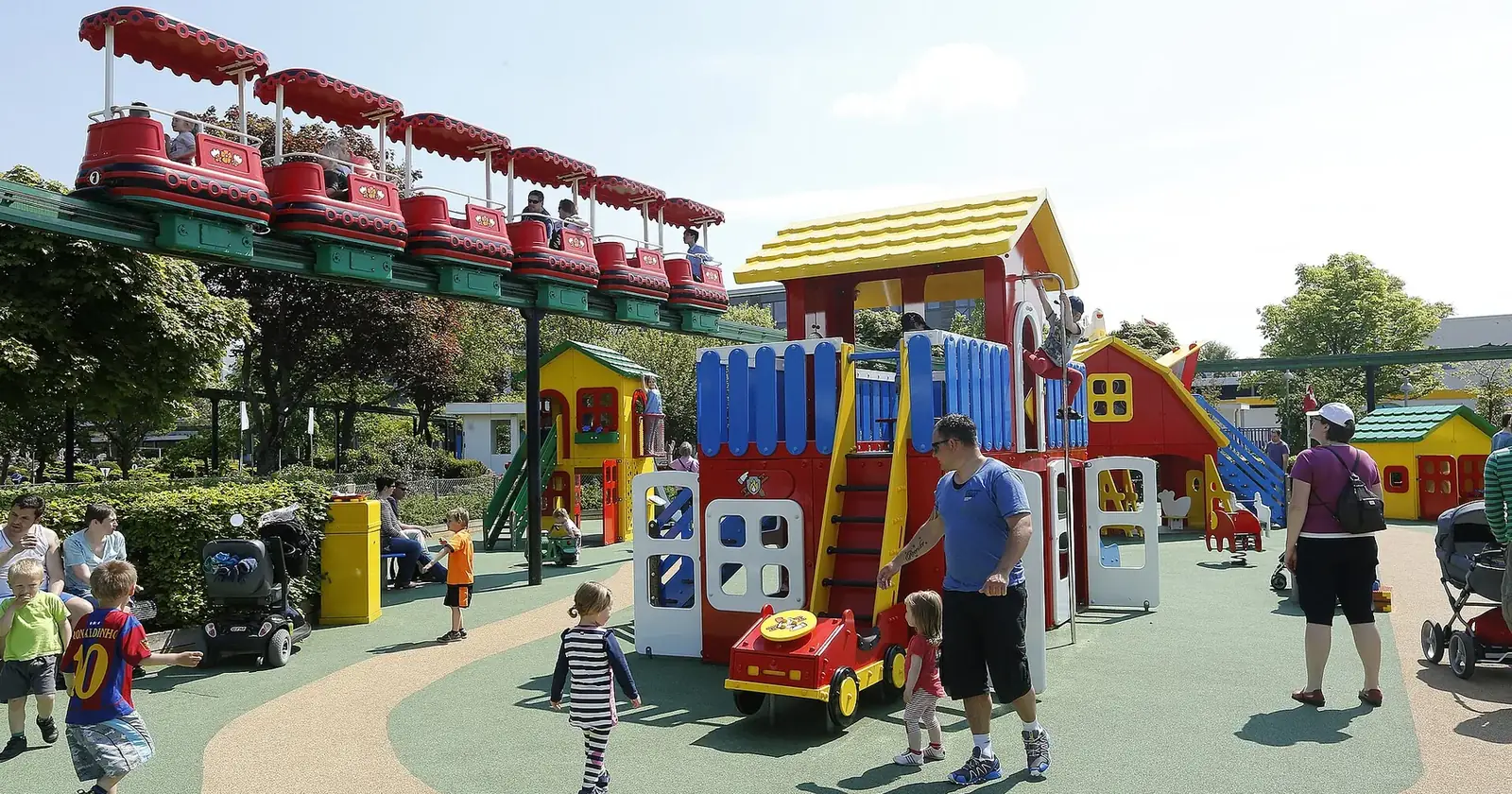 Duplo-lekeplassen i Legoland Billund med barn og voksne